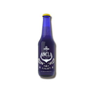 Render, vista frontal de botella de cerveza light Ancla